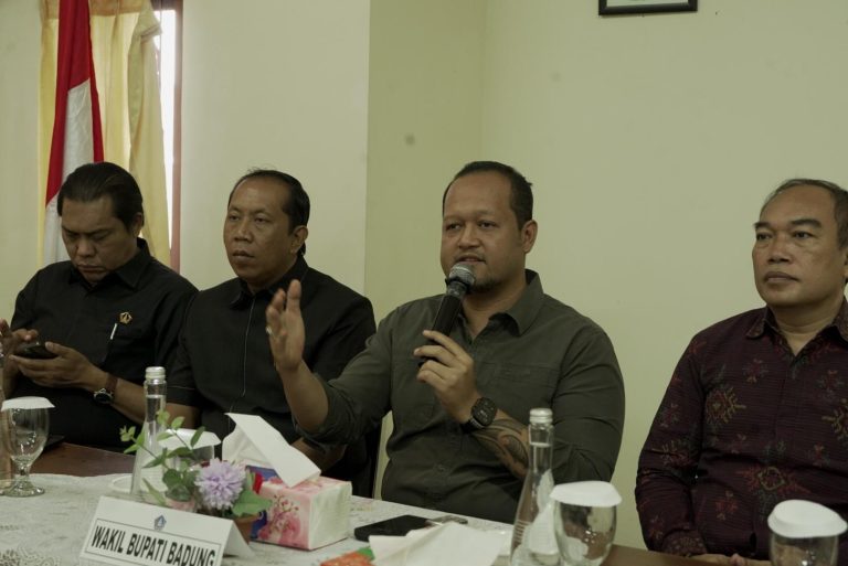 Wabup Bagus Alit Sucipta menyerahkan bantuan sembako untuk warga terdampak banjir di Kelurahan Sading, Kecamatan Mengwi, Jumat (12/9