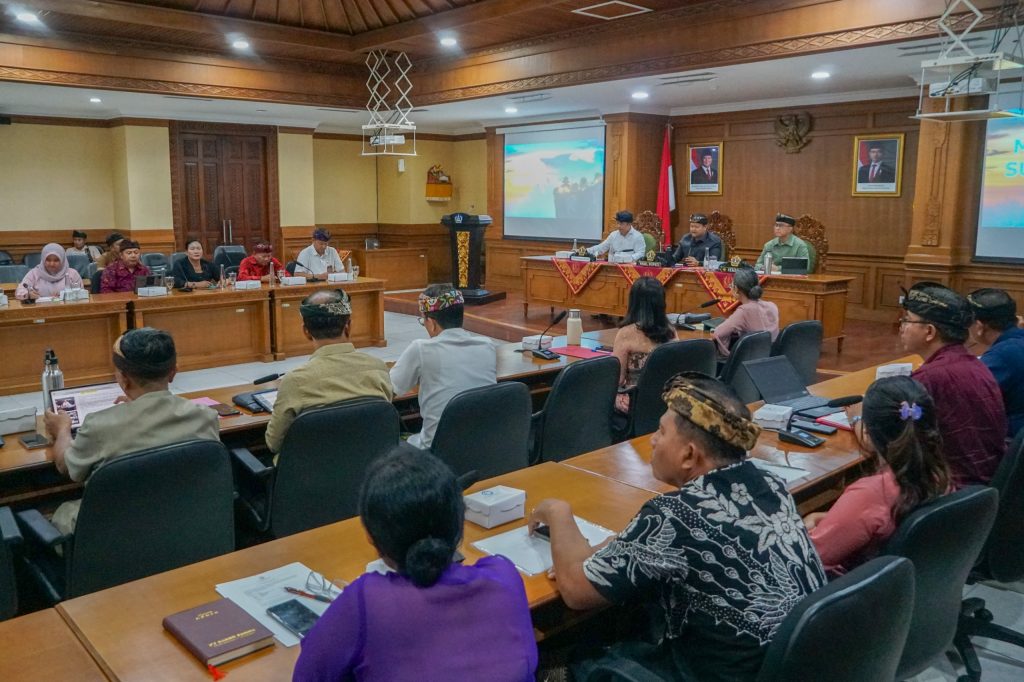 Wabup Badung, Bagus Alit Sucipta menerima exit meeting BPK RI Perwakilan Bali di ruang Kriya Gosana, Puspem Badung, Kamis (18/9)