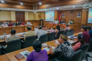 Wabup Badung, Bagus Alit Sucipta menerima exit meeting BPK RI Perwakilan Bali di ruang Kriya Gosana, Puspem Badung, Kamis (18/9)
