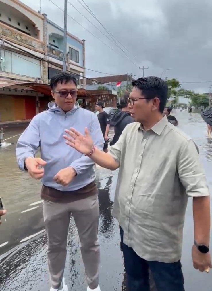 Tinjau Banjir di Kawasan Kuta (2)
