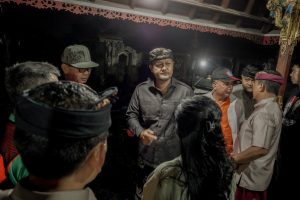 Wabup Bupati Bagus Alit Sucipta saat meninjau lokasi kebakaran di Pura Hyang Penyarikan Pengilihan, Banjar Padang, Banjar Padang, Desa Adat Kerobokan, Kelurahan Kerobokan, Kuta Utara, Senin (29/9)