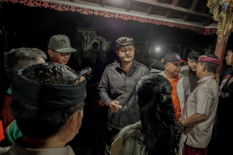 Wabup Bupati Bagus Alit Sucipta saat meninjau lokasi kebakaran di Pura Hyang Penyarikan Pengilihan, Banjar Padang, Banjar Padang, Desa Adat Kerobokan, Kelurahan Kerobokan, Kuta Utara, Senin (29/9)