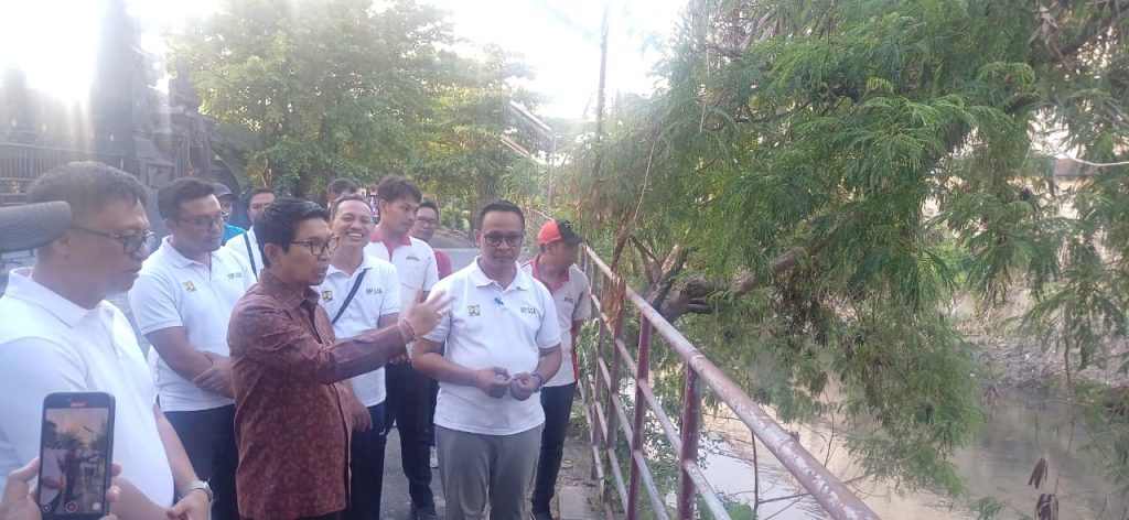 Bupati Wayan Adi Arnawa meninjau alat penyaring sampah (trash rack) di alur Tukad Mati, Kelurahan Legian, Kuta, pada Jumat (26/9).