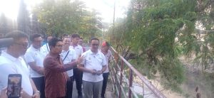 Bupati Wayan Adi Arnawa meninjau alat penyaring sampah (trash rack) di alur Tukad Mati, Kelurahan Legian, Kuta, pada Jumat (26/9).