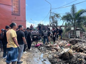 Turun Langsung ke Lumpur, Aliansi Bali Shanti Bergerak Evakuasi Pasar Terdampak Banjir
