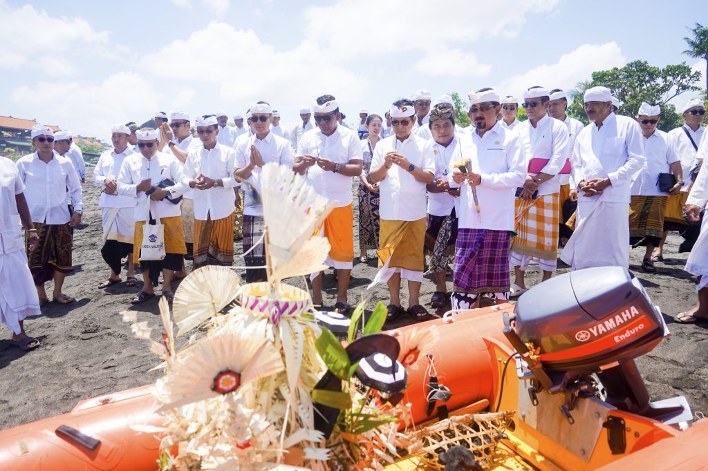Bupati Wayan Adi Arnawa bersama Ketua DPRD I Gusti Anom Gumanti menghadiri Upacara Pemahayu Jagat, Mapekelem dan Nangluk Merana di Pantai Seseh, Desa Adat Seseh, Cemagi, Kecamatan Mengwi, Minggu (21/9)