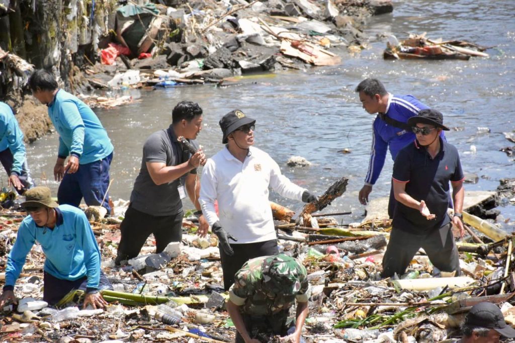 Walikota Jaya Negara Turun Langsung Pimpin Pembersihan Sungai di Desa Tegal Kertha