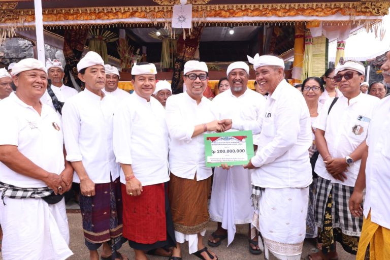 Wawali Arya Wibawa Hadiri Pemelaspasan Balai Piyasan Pura Ibu Desa Adat Intaran Sanur