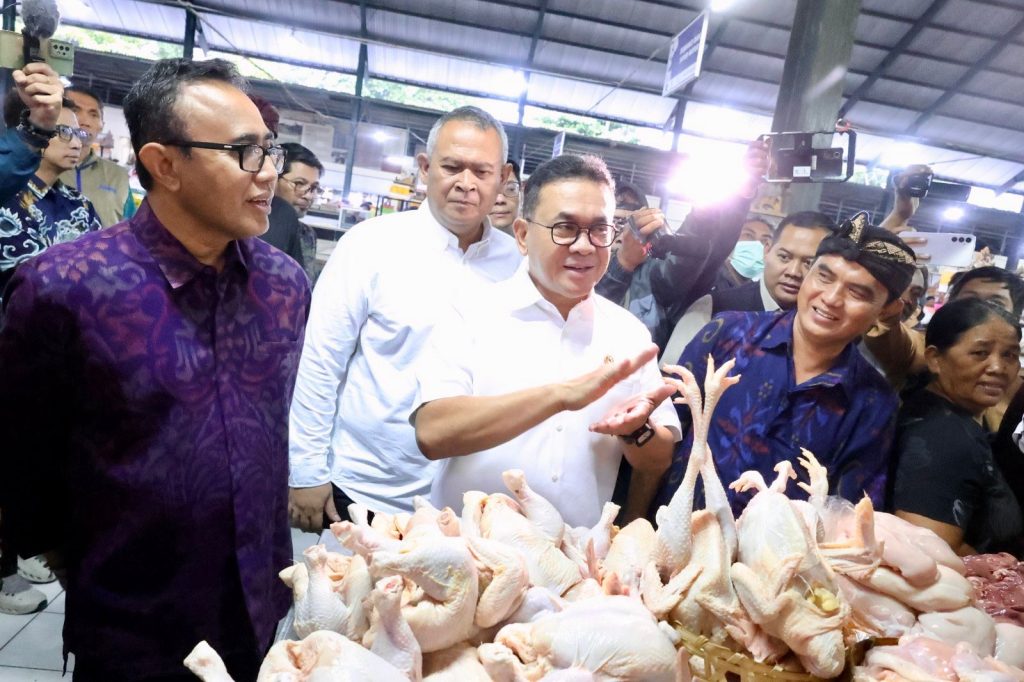 Walikota Denpasar, I Gusti Ngurah Jaya Negara mendampingi Kunjungan Kerja Menteri Perdagangan Republik Indonesia, Dr. Budi Santoso, M.Si, di Pasar Nyanggelan, Kelurahan Panjer, Kecamatan Denpasar Selatan, Selasa (9/9)