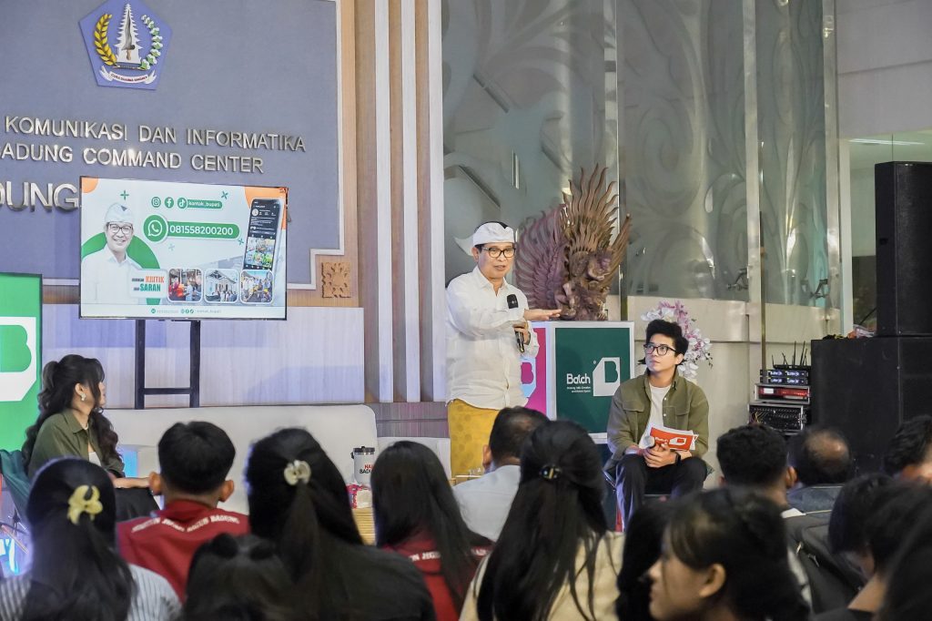Bupati Adi Arnawa berbincang dengan generasi muda saat acara BATCH di Lobby Command Center, Diskominfo Badung, Rabu, (29/10)
