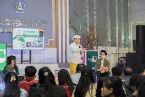 Bupati Adi Arnawa berbincang dengan generasi muda saat acara BATCH di Lobby Command Center, Diskominfo Badung, Rabu, (29/10)