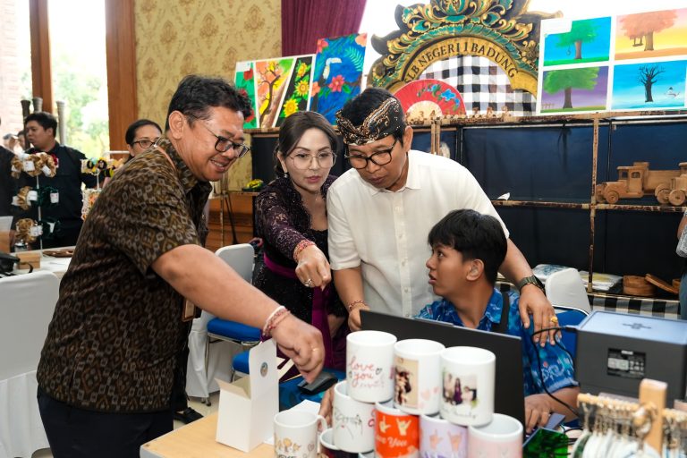 Bupati Wayan Adi Arnawa beserta Ketua DPRD Badung I Gusti Anom Gumanti saat membuka Badung Education Fair Tahun 2025 di Balai Budaya Giri Nata Mandala, Puspem Badung, Selasa (14/10)