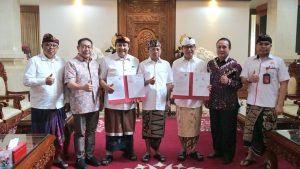 Bupati Wayan Adi Arnawa disaksikan Gubernur Wayan Koster saat menandatangani Berita Acara Serah Terima Pinjam Pakai Lahan GWK di rumah jabatan Gubernur Bali, Jaya Sabha, Jumat (31/10)