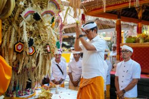 Bupati Wayan Adi Arnawa saat hadiri rangkaian Karya Ngenteg Linggih di Pura Desa Banjar Batulumbang, Desa Adat Gerana, Kecamatan Abiansemal, Sabtu (4/10).