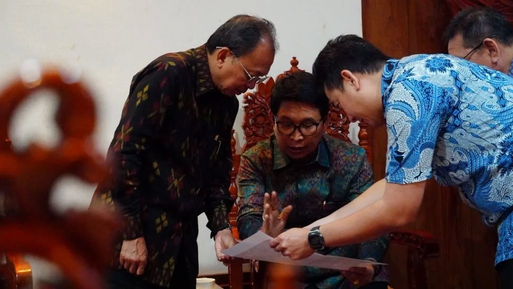 Gubernur Wayan Koster bersama Bupati Wayan Adi Arnawa memanggil Manajemen Garuda Wisnu Kencana (GWK) ke Jaya Sabha, Denpasar, Selasa (30/9)