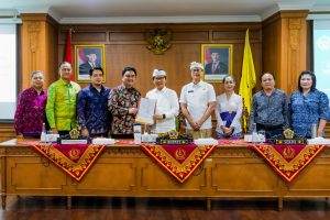 Bupati Wayan Adi Arnawa didampingi Sekda Badung IB. Surya Suamba menerima entry meeting Tim Pemeriksa dari BPK RI Perwakilan Provinsi Bali di Ruang Kriya Gosana, Puspem Badung, Selasa (21/10)
