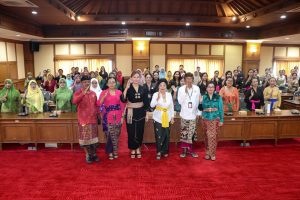 Ketua WHDI Badung Nyonya Yunita Alit Sucipta menjadi narasumber pada Kegiatan Simposium Janitra FORPELA Kab. Badung Tahun 2025 di Ruang Madya Gosana, Kantor DPRD Kab. Badung, Kamis (30/10)/ balikonten