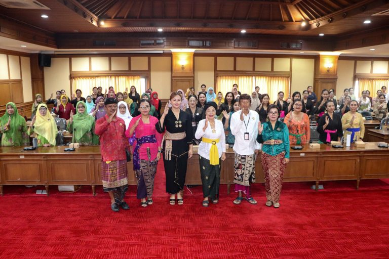 Ketua WHDI Badung Nyonya Yunita Alit Sucipta menjadi narasumber pada Kegiatan Simposium Janitra FORPELA Kab. Badung Tahun 2025 di Ruang Madya Gosana, Kantor DPRD Kab. Badung, Kamis (30/10)/ balikonten