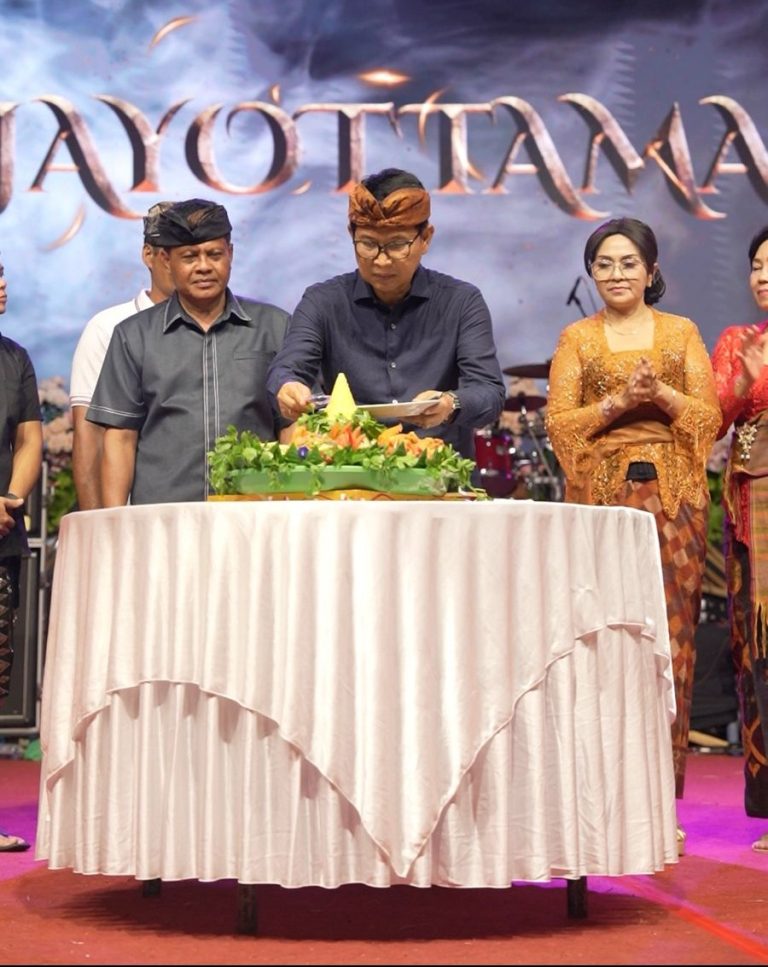 Bupati Wayan Adi Arnawa dan Nyonya Rasniathi saat menghadiri HUT Ke-100 Desa Mambal di Lapangan Serma Anom Puspa, Desa Mambal, Abiansemal, Selasa (28/10)