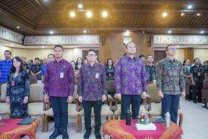 Wabup Bagus Alit Sucipta menghadiri High Level Meeting Percepatan dan Perluasan Digitalisasi Daerah sekaligus sosialisasi Pajak Daerah di Ruang Rapat Kerta Gosana, Puspem Badung, Selasa (7/10)