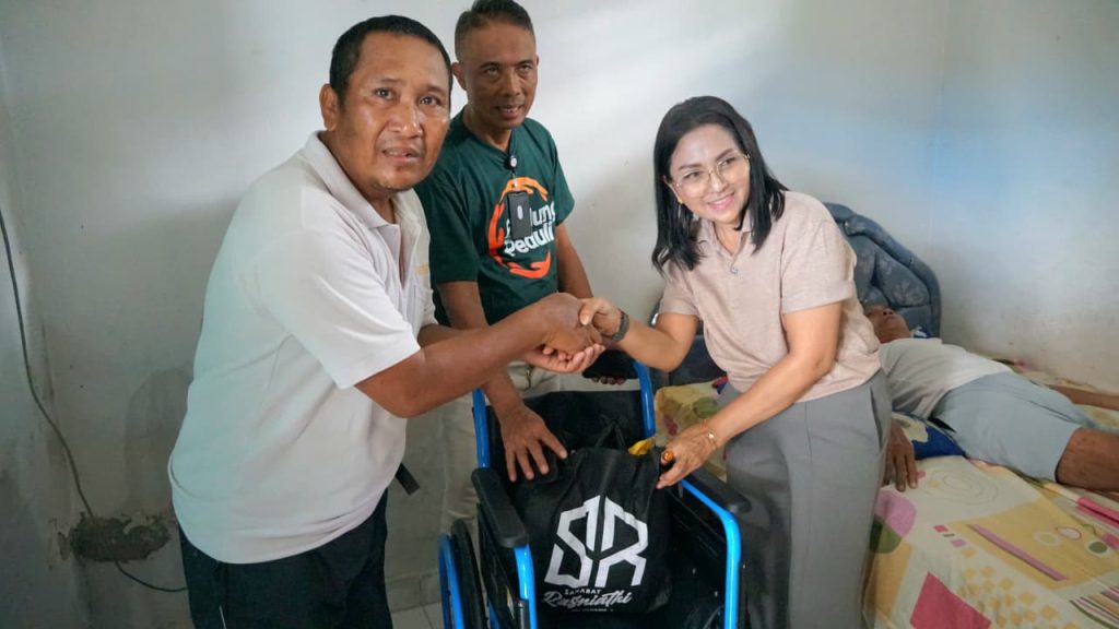 Ketua TP PKK Badung yang juga Ketua K3S Badung, Ny. Rasniathi Adi Arnawa saat melakukan aksi sosial berupa pemeriksaan kesehatan gratis dan pemberian bantuan paket sembako, kursi roda, kepada PPKS di Kantor Desa Mengwitani, Mengwi, Minggu (26/10)
