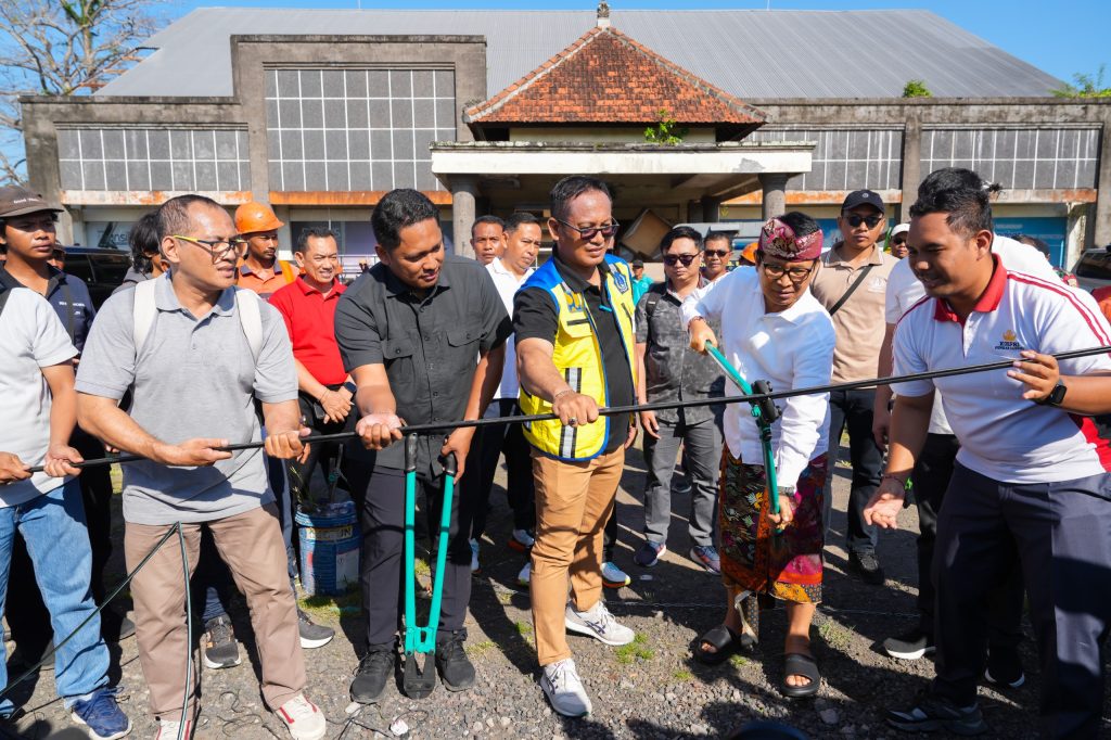 Bupati Adi Arnawa saat pembersihan Kabel Provider (Jaringan Utilitas) di Ruas Jalan Raya Sading-Sempidi, Mengwi, Jumat (3/10)