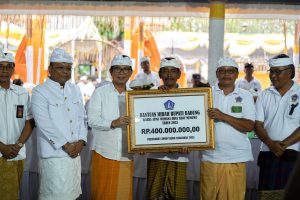 Bupati Wayan Adi Arnawa menghadiri Karya Atma Wedana dan Manusa Yadnya di Wantilan Pura Dalem Desa Adat Mengwi, Senin (20/10)