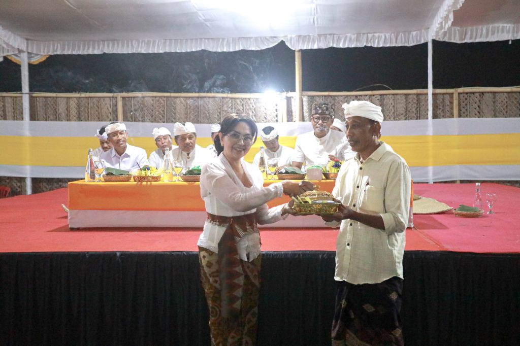 Nyonya Rasniathi Adi Arnawa saat hadir di upacara Atma Wedana Desa Adat Semana, Desa Mambal, Kecamatan Abiansemal, Rabu (22/10)