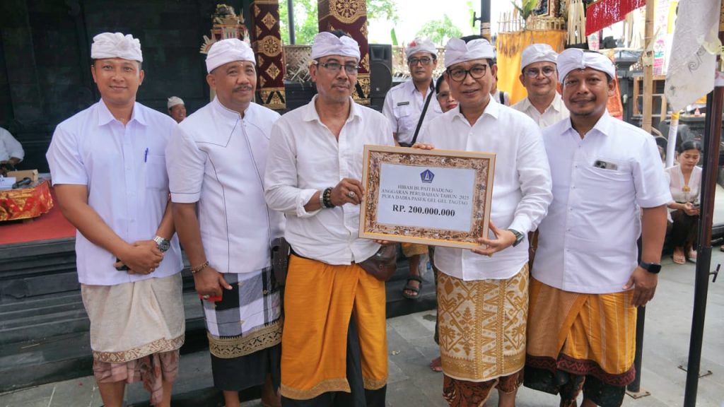 Bupati Adi Arnawa menghadiri karya Ngenteg Linggih, Nila Pati dan Padudusan Alit Wrespati Kalpa Madya, Pura Pasek Gelgel Tagtag, Seminyak, Kuta, Kamis (30/10).