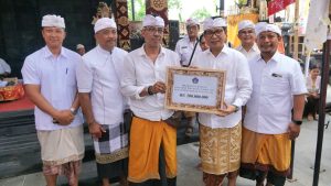 Bupati Adi Arnawa menghadiri karya Ngenteg Linggih, Nila Pati dan Padudusan Alit Wrespati Kalpa Madya, Pura Pasek Gelgel Tagtag, Seminyak, Kuta, Kamis (30/10).