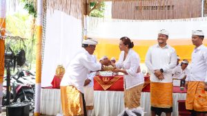Wabup Bagus Alit Sucipta menghadiri rangkaian Karya Mamungkah, Ngenteg Linggih, Padudusan Alit, Tawur Balik Sumpah, Rsi Gana, Melaspas dan Mendem Pedagingan di Banjar Geria Desa Ayunan Abiansemal Badung, Kamis (16/10)