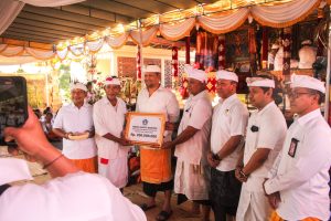 Wabup Bagus Alit Sucipta saat menghadiri Karya Ngenteg Linggih Padudusan Alit di Pura Bhagawan Penyarikan, Banjar Adat Kelan Desa, Tuban, Senin (6/10).