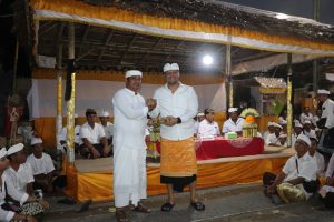 Wabup Bagus Alit Sucipta saat menghadiri Karya Ngenteg Linggih di Pura Samuan Tiga, Banjar Samuan Kangin, Desa Adat Samuan, Petang, Jumat (3/10)