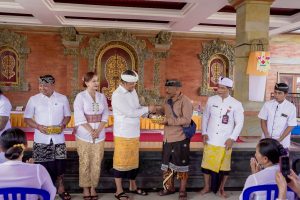 Wabup Badung, Bagus Alit Sucipta saat hadiri Karya Pitra Yadnya (Nyekah) yang digelar oleh Krama Banjar Adat Kerta, Desa Petang, Kecamatan Petang, Kamis (16/10)