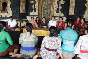 Ketua Wanita Hindu Dharma Indonesia (WHDI) Kota Denpasar, Ny. Sagung Antari Jaya Negara, saat menghadiri pelatihan membuat banten di Banjar Tembau Tengah, Kelurahan Penatih, Kecamatan Denpasar Timur, Sabtu (11/10)