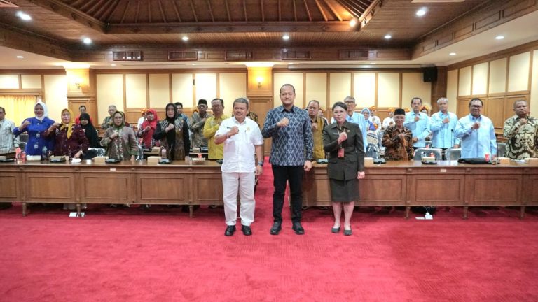 Wabup Badung, Bagus Alit Sucipta membuka Temu Regional Komda Lansia di Ruang Madya Gosana, Lantai III Kantor DPRD Kabupaten Badung, Selasa (28/10)