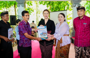 Bupati Adi Arnawa dan Wabup Bagus Alit Sucipta saat menyerahkan Program Bantuan Rumah Layak Huni kepada 210 penerima manfaat di Wantilan Pura Desa Bongkasa, Kecamatan Abiansemal, Jumat (31/10)