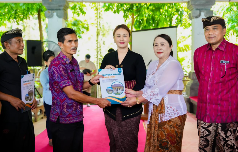 Bupati Adi Arnawa dan Wabup Bagus Alit Sucipta saat menyerahkan Program Bantuan Rumah Layak Huni kepada 210 penerima manfaat di Wantilan Pura Desa Bongkasa, Kecamatan Abiansemal, Jumat (31/10)