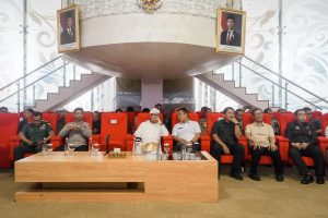 Bupati Wayan Adi Arnawa saat pelaksanaan Layanan Pengaduan dan Aspirasi Masyarakat “Kontak Bupati” serta Operasional Pengembangan CCTV Analitik di Kabupaten Badung, di Ruang Command Center, Diskominfo Badung, Rabu, (29/10)