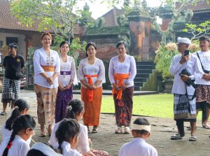 Ketua WHDI Kabupaten Badung, Nyonya Yunita Alit Sucipta, menghadiri Lomba Cane Hias yang diikuti anak anak sekolah dasar se-kelurahan Kapal di jaba Pura Purusada Kapal, Senin (6/10)