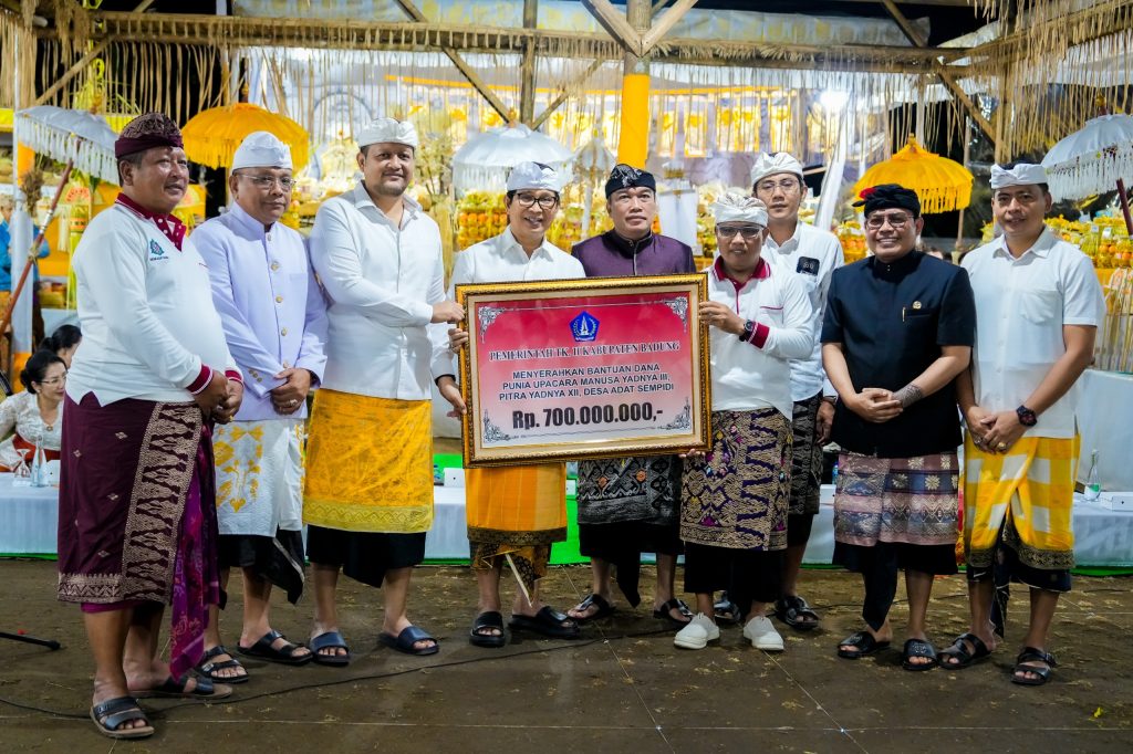 Bupati Wayan Adi Arnawa, dan Wabup Bagus Alit Sucipta saat hadiri Karya Manusa Yadnya dan Pitra Yadnya di Wantilan Desa Adat Sempidi, pada Selasa, (7/10)
