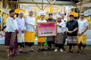 Bupati Wayan Adi Arnawa, dan Wabup Bagus Alit Sucipta saat hadiri Karya Manusa Yadnya dan Pitra Yadnya di Wantilan Desa Adat Sempidi, pada Selasa, (7/10)