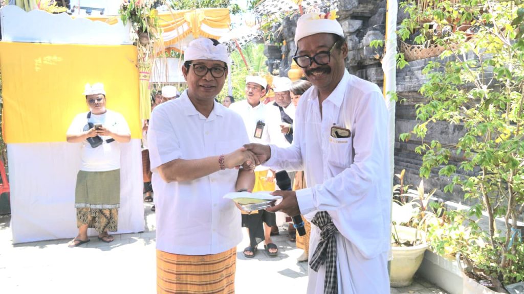Bupati Wayan Adi Arnawa menghadiri upacara pecaruan rsi gana, melaspas serta mendem pedagingan di Pura Tirtha Campuhan Kuta dan meresmikan Monumen Kalpataru di Jaba Pura, Rabu (15/10)