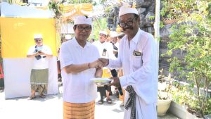 Bupati Wayan Adi Arnawa menghadiri upacara pecaruan rsi gana, melaspas serta mendem pedagingan di Pura Tirtha Campuhan Kuta dan meresmikan Monumen Kalpataru di Jaba Pura, Rabu (15/10)
