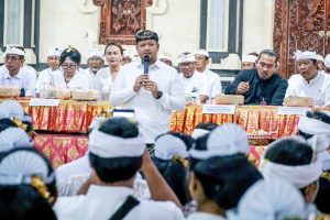 Wabup Bagus Alit Sucipta bersama Nyonya Yunita Alit Sucipta menghadiri rangkaian Karya Mamungkah Ngenteg Linggih di Banjar Sengguan Pasekan, Desa Adat Sading, Mengwi Badung, Minggu (5/10)