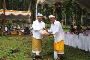 Bupati Wayan Adi Arnawa hadir sebagai upasaksi dalam Karya Ngenteg Linggih di Pura Pucak Sari, Desa Adat Sangeh, Kecamatan Abiansemal, Rabu (29/10).