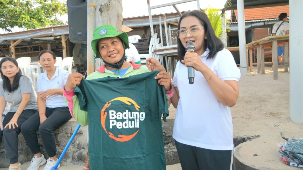 Ketua TP PKK Badung Ny. Rasniathi Adi Arnawa saat melaksanakan gerakan bersih-bersih di Pantai Kelan, Kecamatan Kuta, Jumat (24/10)