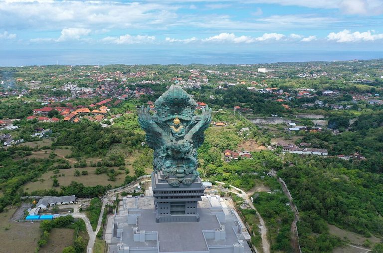 Patung Garuda Wisnu Kencana