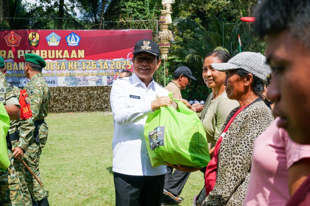 Bupati Wayan Adi Arnawa saat Pembukaan TNI Manunggal Membangun Desa Ke-126 di wilayah Kodim 1611/Badung, bertempat di Lapangan Desa Taman, Kecamatan Abiansemal, Rabu (8/10)