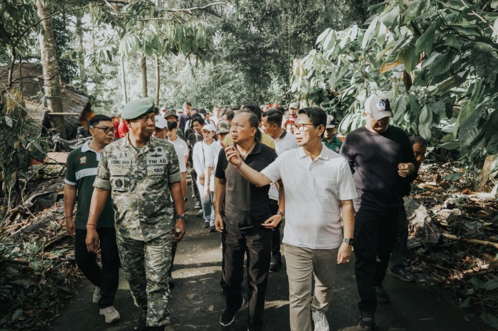 Bupati Adi Arnawa bersama Wabup Bagus Alit Sucipta mendampingi Gubernur Bali Wayan Koster saat berpartisipasi dalam “Gerakan Semesta Berencana: Aksi Nyata Penanaman Pohon dan Pembersihan Sungai Serentak”, di sempadan Tukad Ayung, Desa Bongkasa Pertiwi Abiansemal, Minggu (26/10)